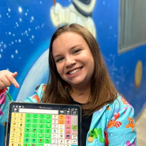 Flavia Molina Prado com uma prancha de CAA
